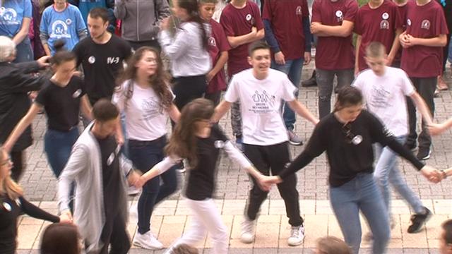 Európskemu tanečnému festivalu štvorylky sa pripojili aj kovačickí maturanti