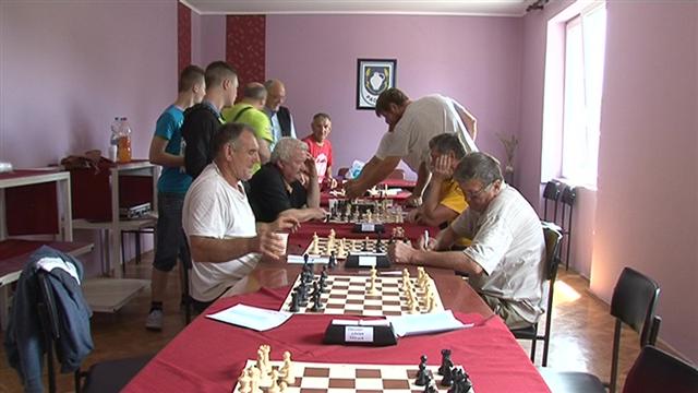 Šachisti z Padiny na polovici majstrovstiev sa umiestnili v strede tabuľky