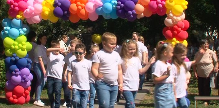 Škôlkári z celej obce tancom oslávili Deň PU Kolibri