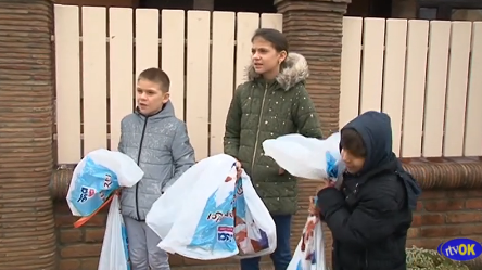 Paketići podeljeni i deci u Debeljači i Samošu
