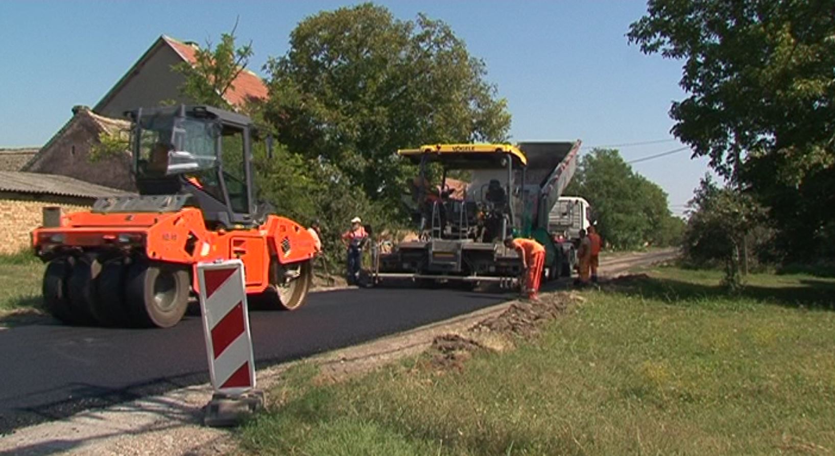 U toku radovi na asfaltiranju u Crepaji, nakon toga Padina i Debeljača